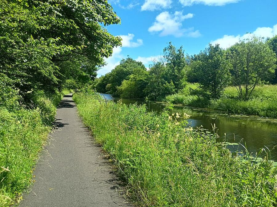 Forth and Clyde canal towpath near Kirkintilloch - geograph.org.uk