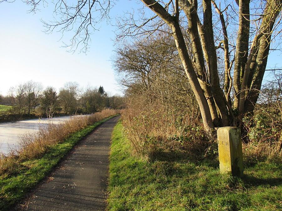 Marker stone by the Forth and Clyde Canal - geograph.org.uk