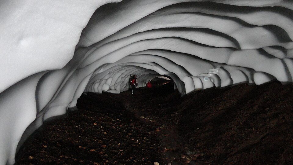 Cueva excavada en el hielo por aguas termales, Islandia