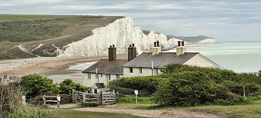 Coastguard Cottages - view towards the Seven Sisters - geograph.org.uk